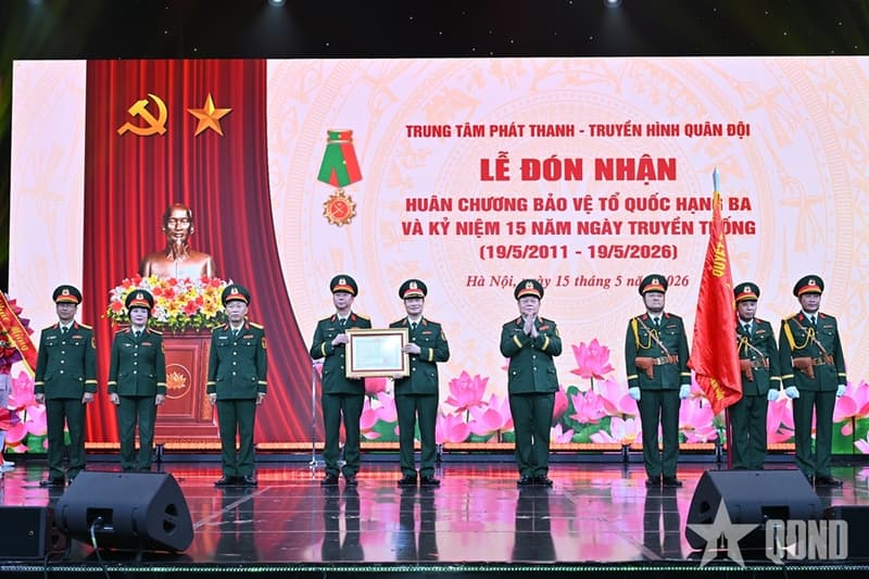 Đại tướng Nguyễn Trọng Nghĩa trao Huân chương Bảo vệ Tổ quốc hạng Ba tặng Trung tâm Phát thanh - Truyền hình Quân đội