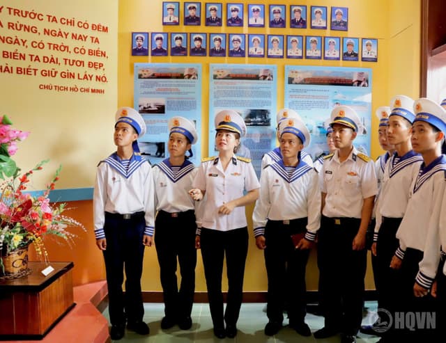 Chiến sĩ mới Lữ đoàn 957 tham quan Nhà truyền thống Vùng 4 Hải quân