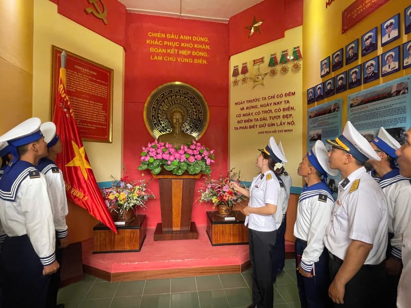 Chiến sĩ mới Lữ đoàn 957 tham quan Nhà truyền thống Vùng 4 Hải quân