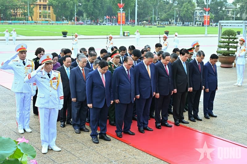 Lãnh đạo Đảng, Nhà nước vào Lăng viếng Chủ tịch Hồ Chí Minh và tưởng niệm các Anh hùng liệt sĩ