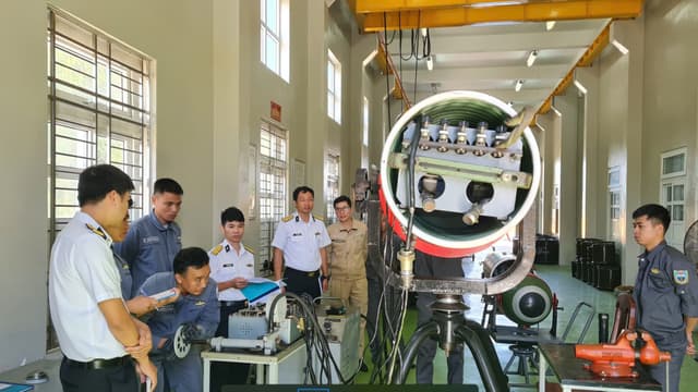 Đẩy mạnh phát triển khoa học công nghệ, đổi mới sáng tạo và chuyển đổi số, xây dựng Hải quân nhân dân Việt Nam hiện đại