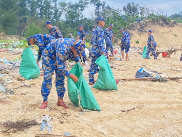 Lữ đoàn 147 làm sạch bờ biển tại Thanh Lân, đặc khu Cô Tô