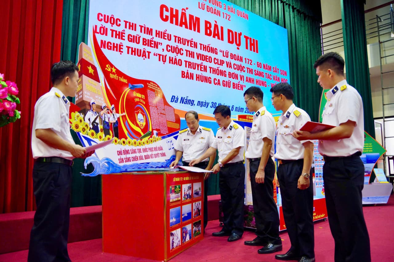 Lữ đoàn 172 chấm bài dự thi tìm hiểu truyền thống và sáng tác văn học nghệ thuật