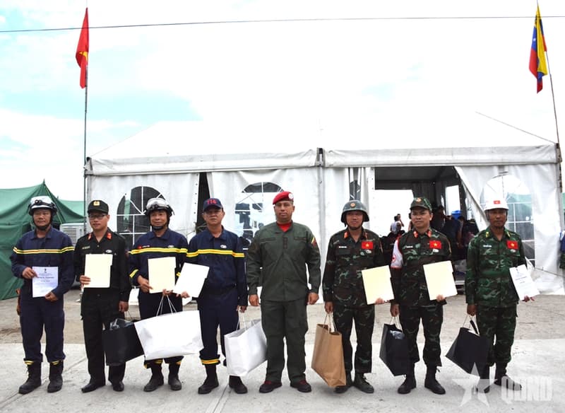 Đoàn Việt Nam được trao Huy chương "Anh hùng Venezuela"