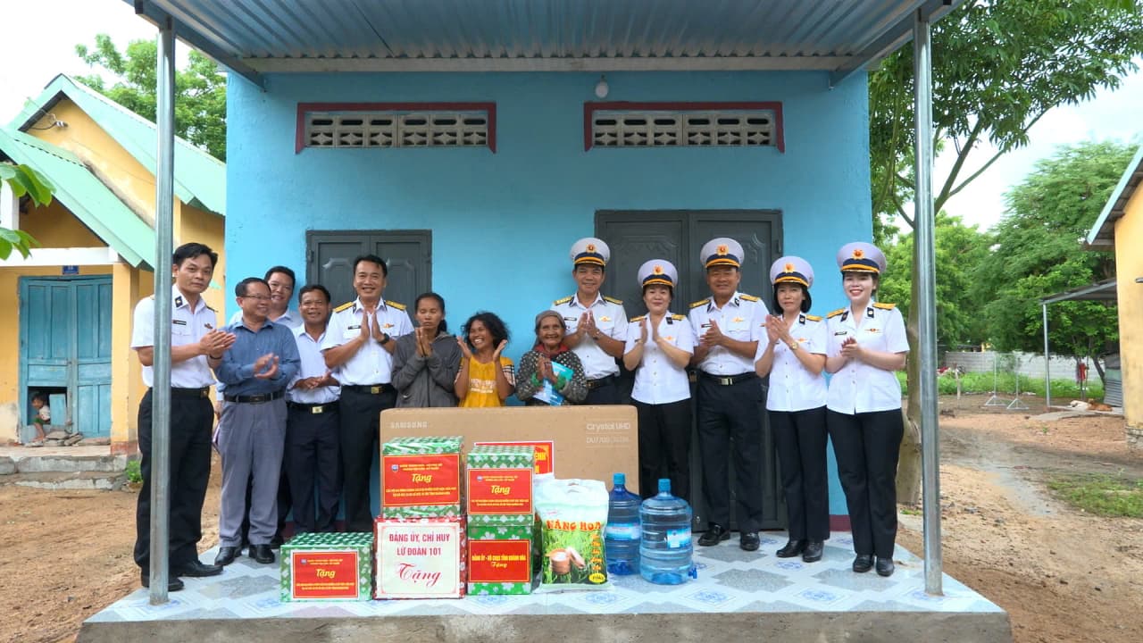Vùng 4 Hải quân khánh thành, bàn giao nhà cho các gia đình chính sách
