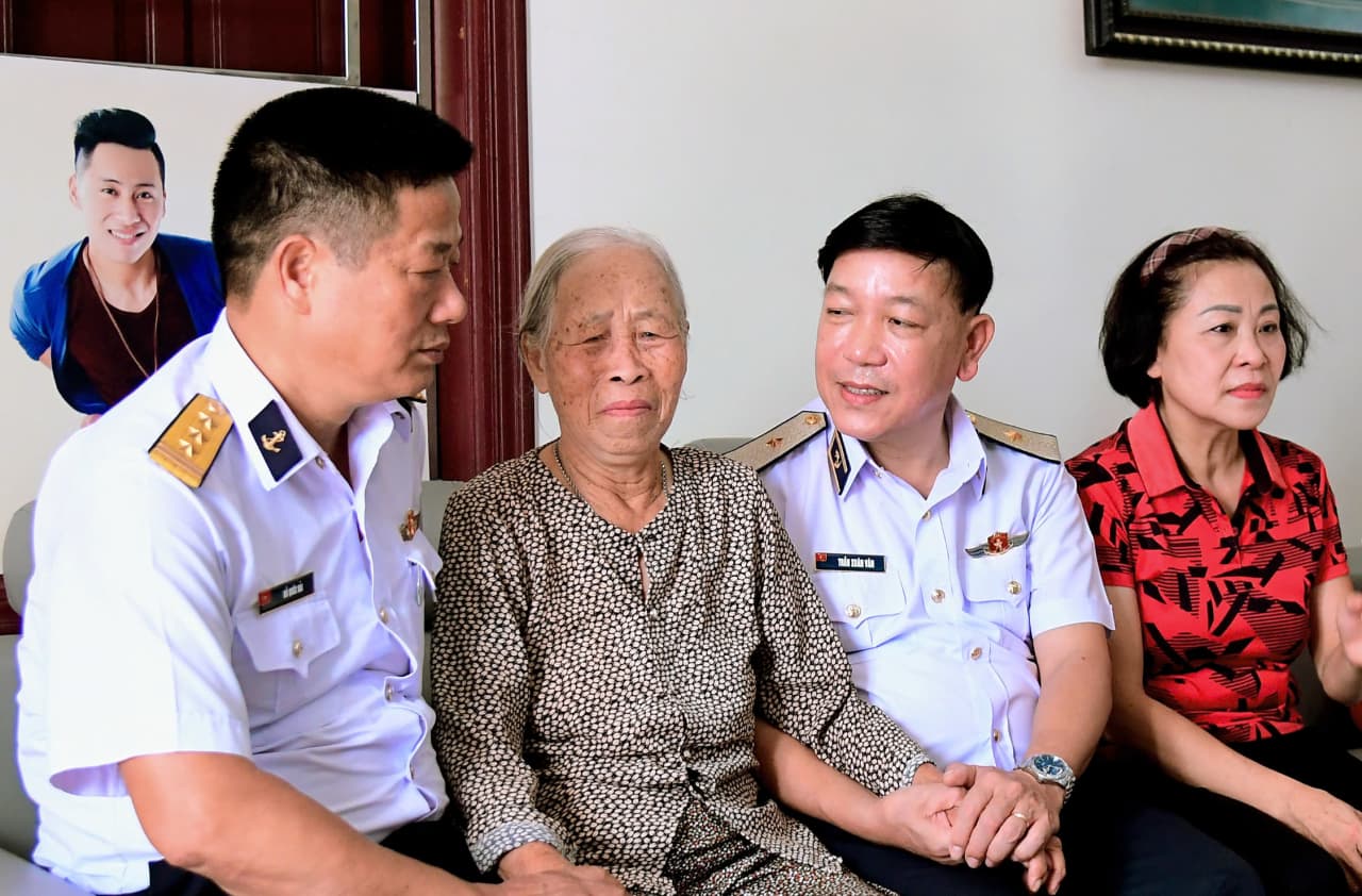 Vùng 1 Hải quân thăm, tặng quà gia đình thương binh, liệt sĩ
