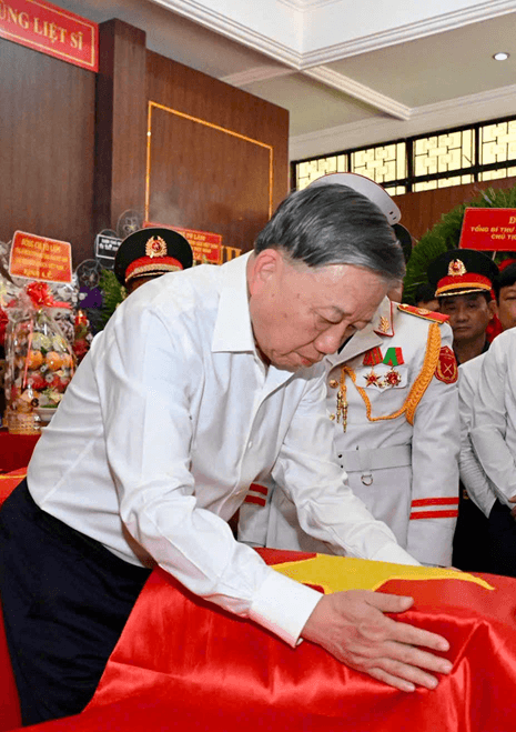 Tổng Bí thư, Chủ tịch nước Tô Lâm thăm, động viên lực lượng làm nhiệm vụ tìm kiếm, quy tập hài cốt liệt sĩ tại Công viên Lê Thị Riêng