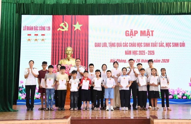 Lữ đoàn 126 gặp mặt, tặng quà các cháu học sinh xuất sắc, học sinh giỏi năm học 2025-2026