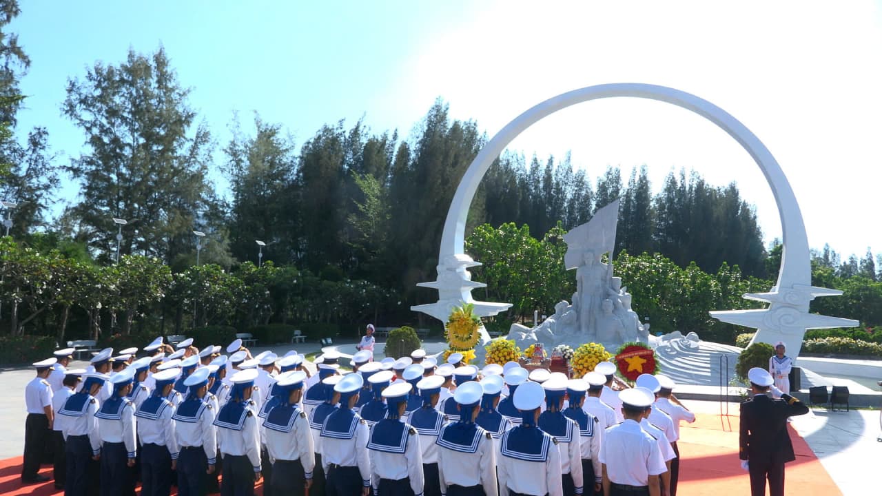 Vùng 4 Hải quân dâng hương tưởng niệm các Anh hùng liệt sĩ Gạc Ma