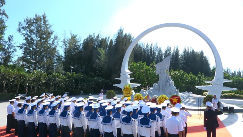 Vùng 4 Hải quân dâng hương tưởng niệm các Anh hùng liệt sĩ Gạc Ma