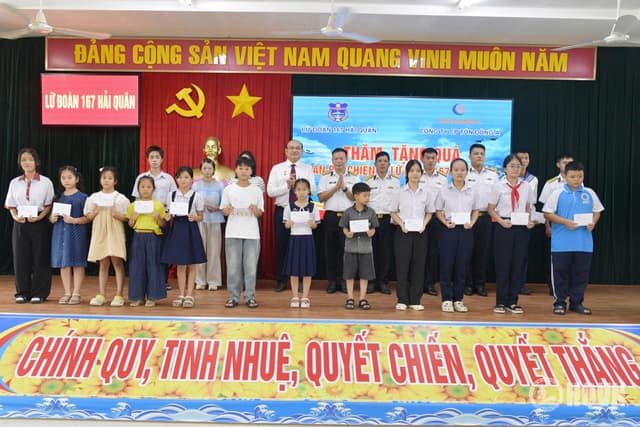 Lữ đoàn 167 phối hợp Công ty Tôn Đông Á hỗ trợ gia đình chính sách