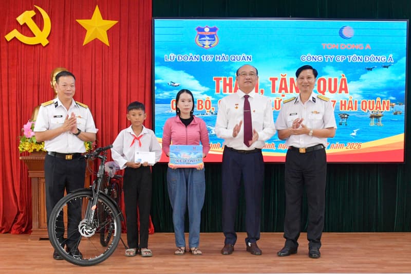 Lữ đoàn 167 phối hợp Công ty Tôn Đông Á hỗ trợ gia đình chính sách