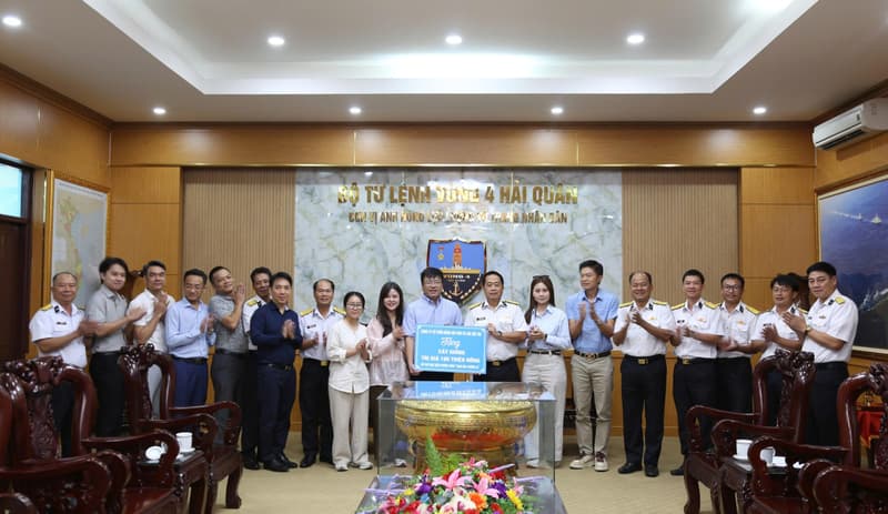 Vùng 4 Hải quân tiếp nhận cây giống hưởng ứng Chương trình “Xanh hóa Trường Sa”