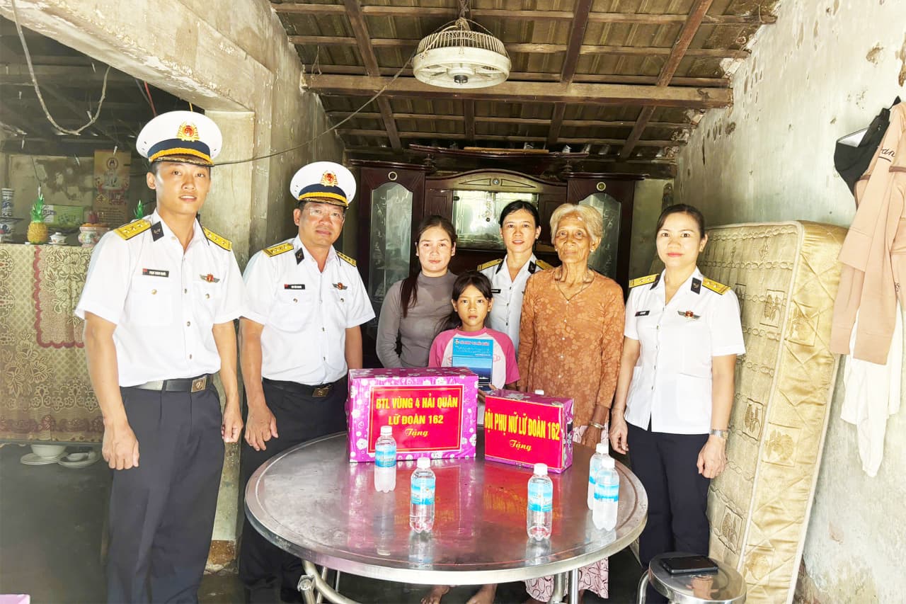 Lữ đoàn 162 thăm, tặng quà con ngư dân
