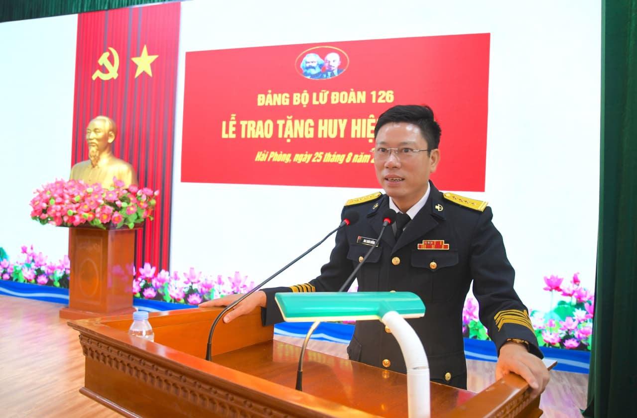 Lữ đoàn 126 tổ chức trao tặng Huy hiệu 30 năm tuổi Đảng