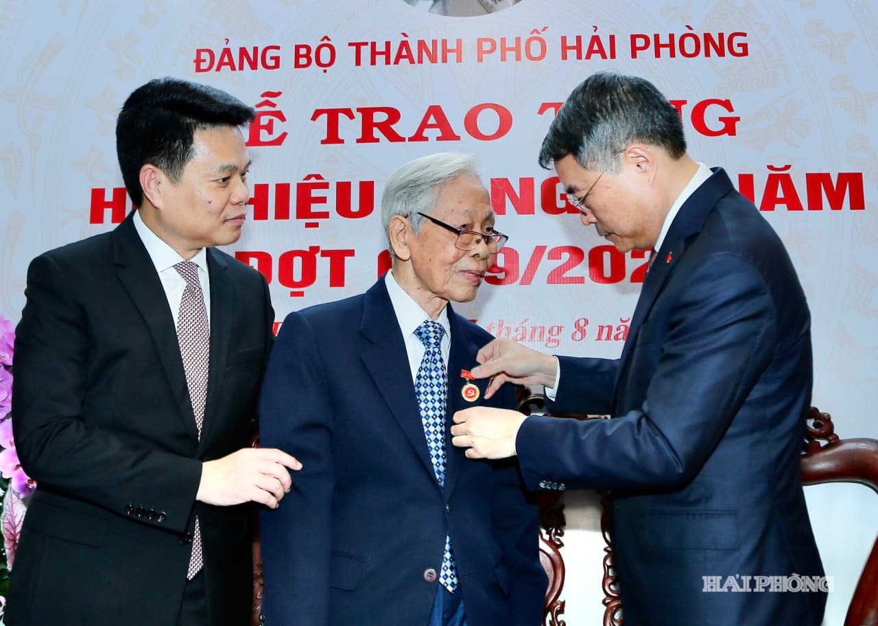 Thủ tướng Lê Minh Hưng trao Huy hiệu Đảng tặng các đảng viên lão thành tại Hải Phòng
