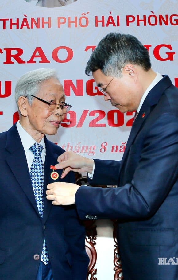 Thủ tướng Lê Minh Hưng trao Huy hiệu Đảng tặng các đảng viên lão thành tại Hải Phòng