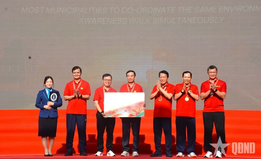 Đại tướng Phan Văn Giang dự sự kiện đi bộ xác lập Kỷ lục Guinness thế giới