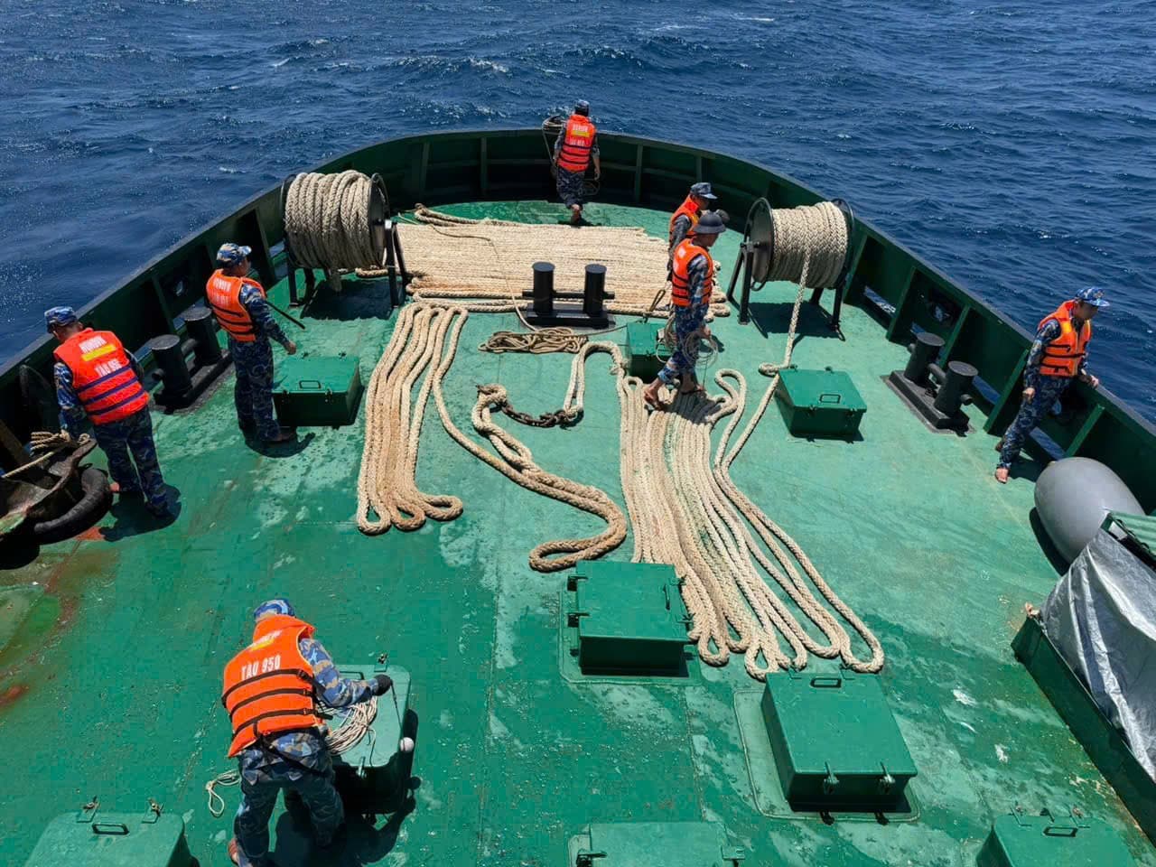 Tàu 950 cứu nạn tàu cá cùng 13 ngư dân