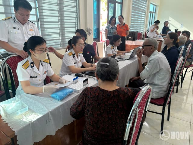 Viện Y học Hải quân khám sức khỏe định kỳ, sàng lọc miễn phí cho người dân