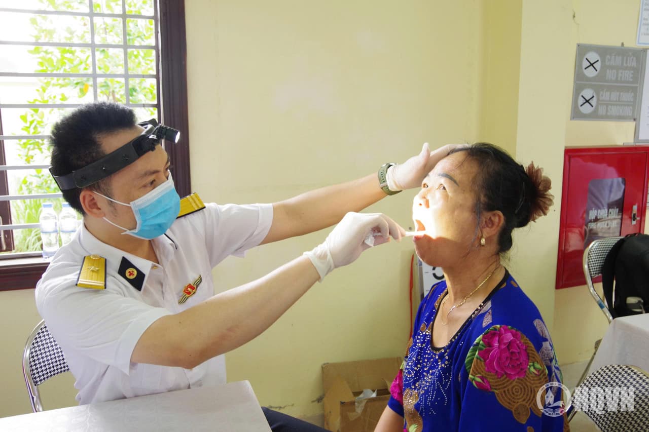 Viện Y học Hải quân khám sức khỏe định kỳ, sàng lọc miễn phí cho người dân