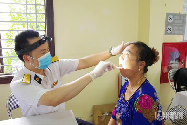 Viện Y học Hải quân khám sức khỏe định kỳ, sàng lọc miễn phí cho người dân