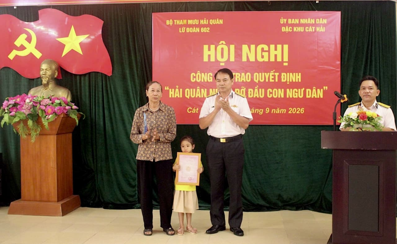 Lữ đoàn 602 trao quyết định nhận đỡ đầu con ngư dân