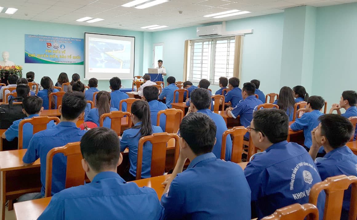 Hơn 100 giảng viên, sinh viên nghe tuyên truyền biển, đảo