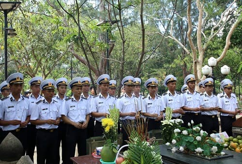 Đoàn công tác trên Tàu buồm 286 dâng hương tại nghĩa trang Hàng Dương