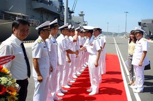 Tàu Hải quân Nhật Bản cập cảng Quốc tế Cam Ranh thăm Việt Nam