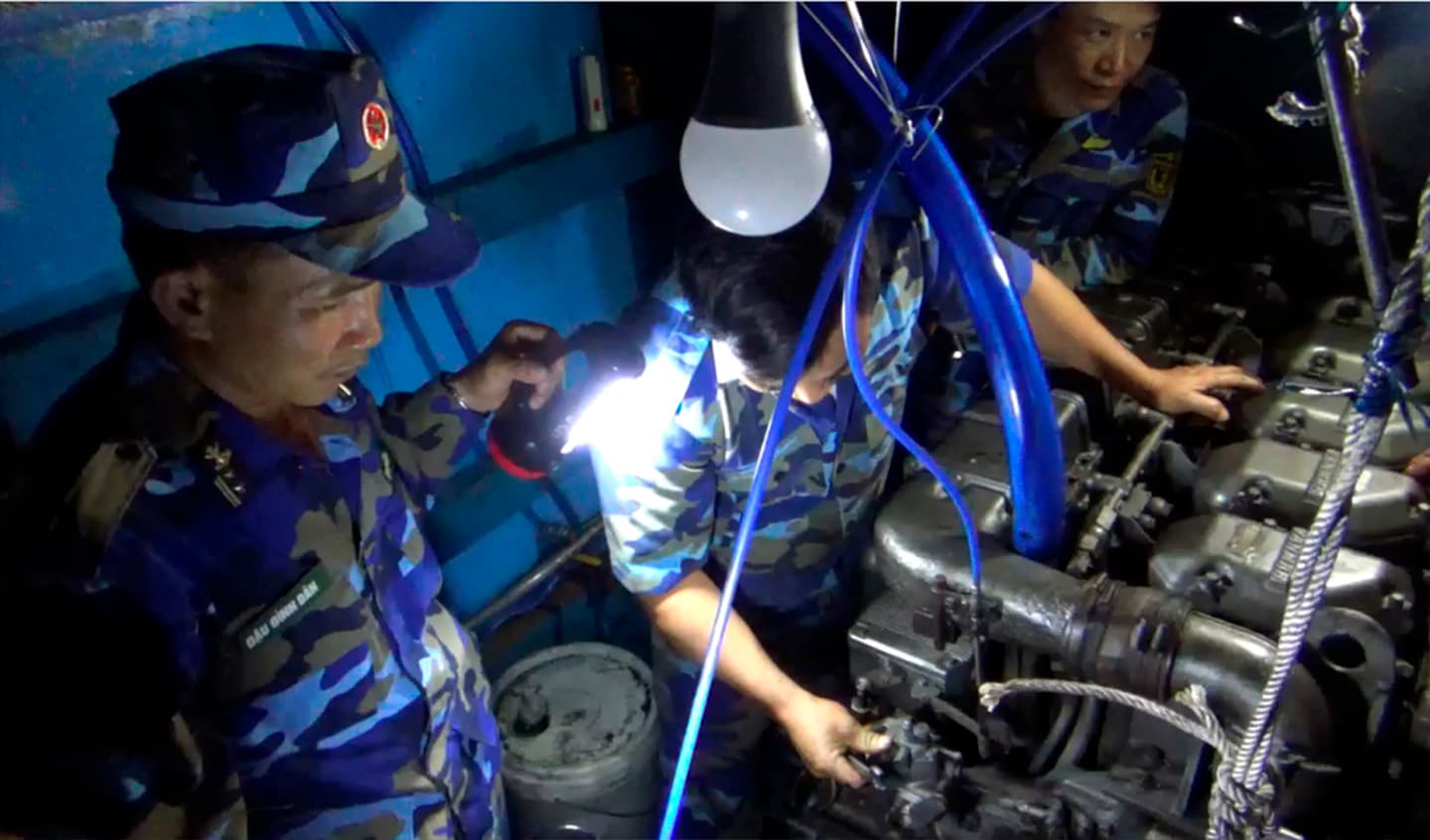 Trung tâm dịch vụ Hậu cần, Kỹ thuật đảo Song Tử Tây sửa chữa thành công hư hỏng của Tàu QNg 96354 TS