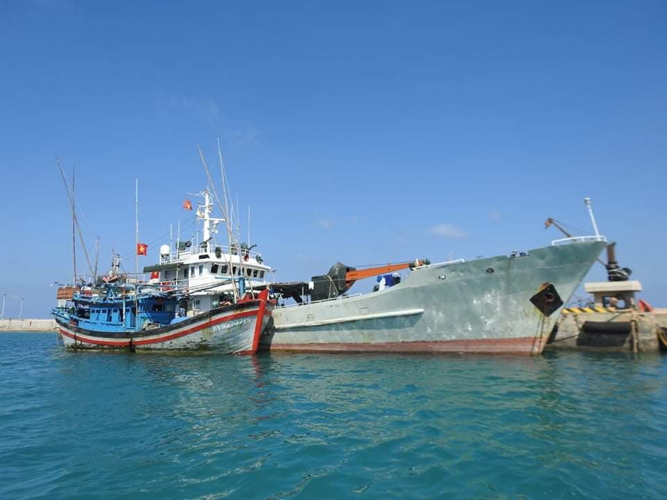 Âu tàu thị trấn Trường Sa: Kịp thời khắc phục sự cố trục chân vịt tàu cá PY 92737 TS