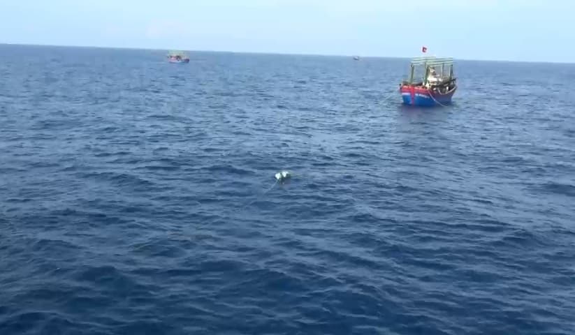 Thợ lặn đã tiếp cận vị trí tàu NA 95899 TS bị chìm