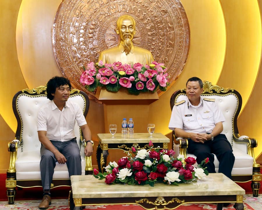 Phó Chính ủy Hải quân tiếp đoàn cán bộ Bệnh viện Mắt Hà Nội