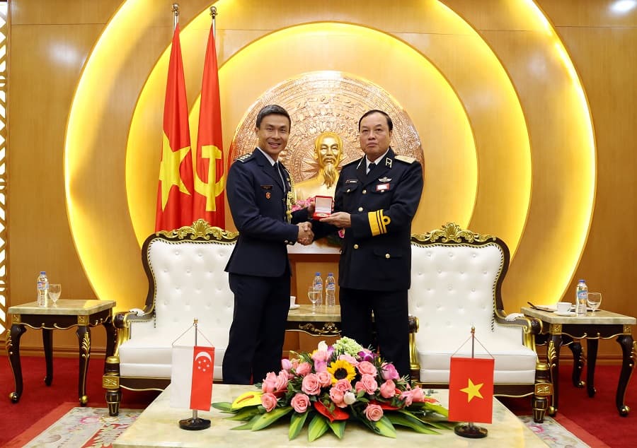 Thủ trưởng Bộ Tư lệnh Hải quân tiếp Tùy viên Quốc phòng Singapore