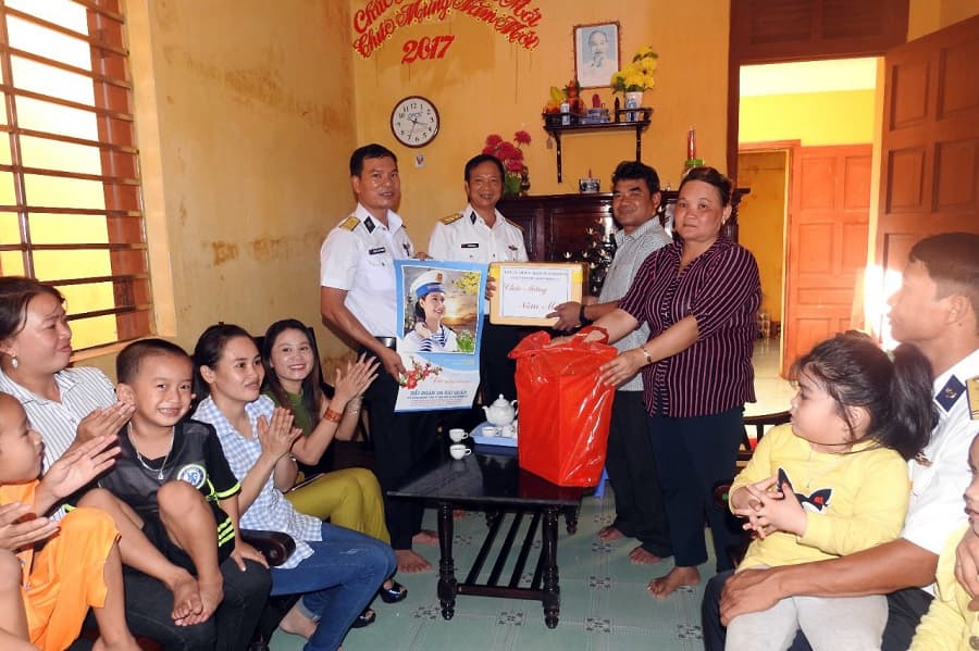 Hải đoàn 129 thăm, tặng quà Trung tâm Dịch vụ Hậu cần-Kỹ thuật đảo Sinh Tồn