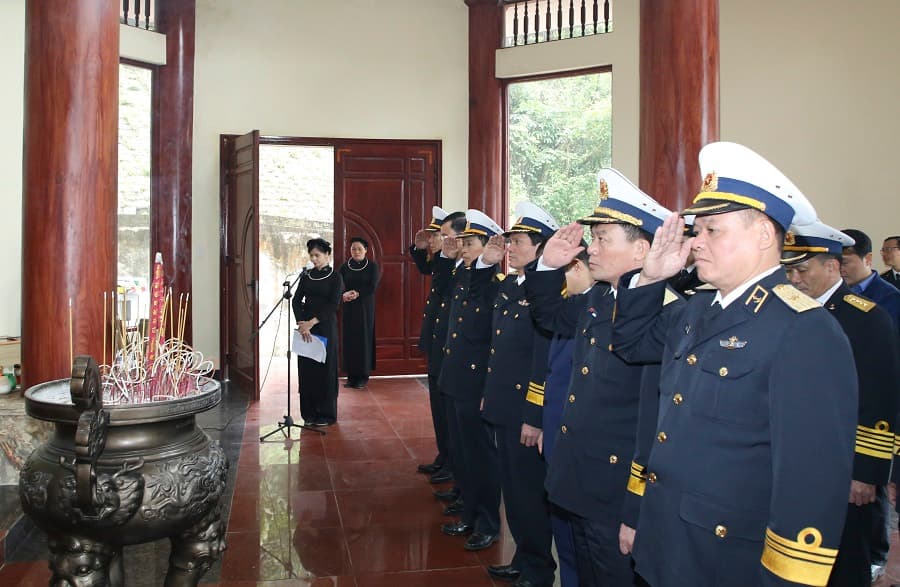 Đoàn cán bộ Quân chủng Hải quân dâng hương tại Khu di tích Quốc gia đặc biệt Pác Bó, tỉnh Cao Bằng