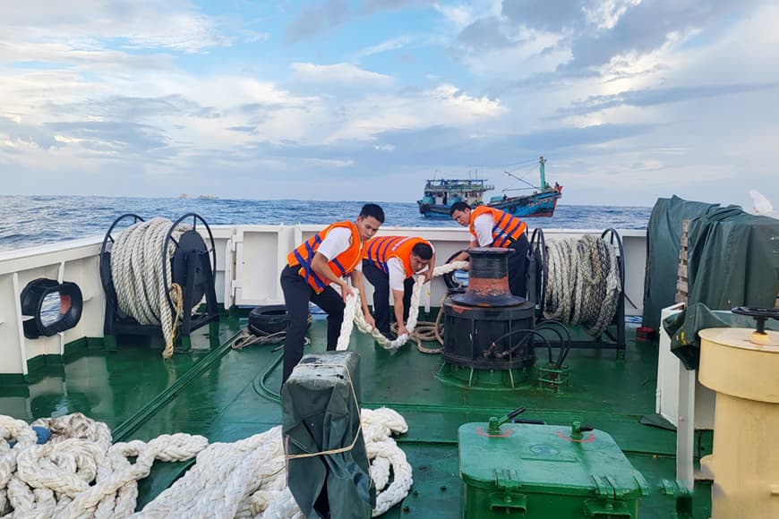 Tàu 474, Vùng 4 Hải quân lai kéo tàu cá BĐ 96946 TS về bờ an toàn