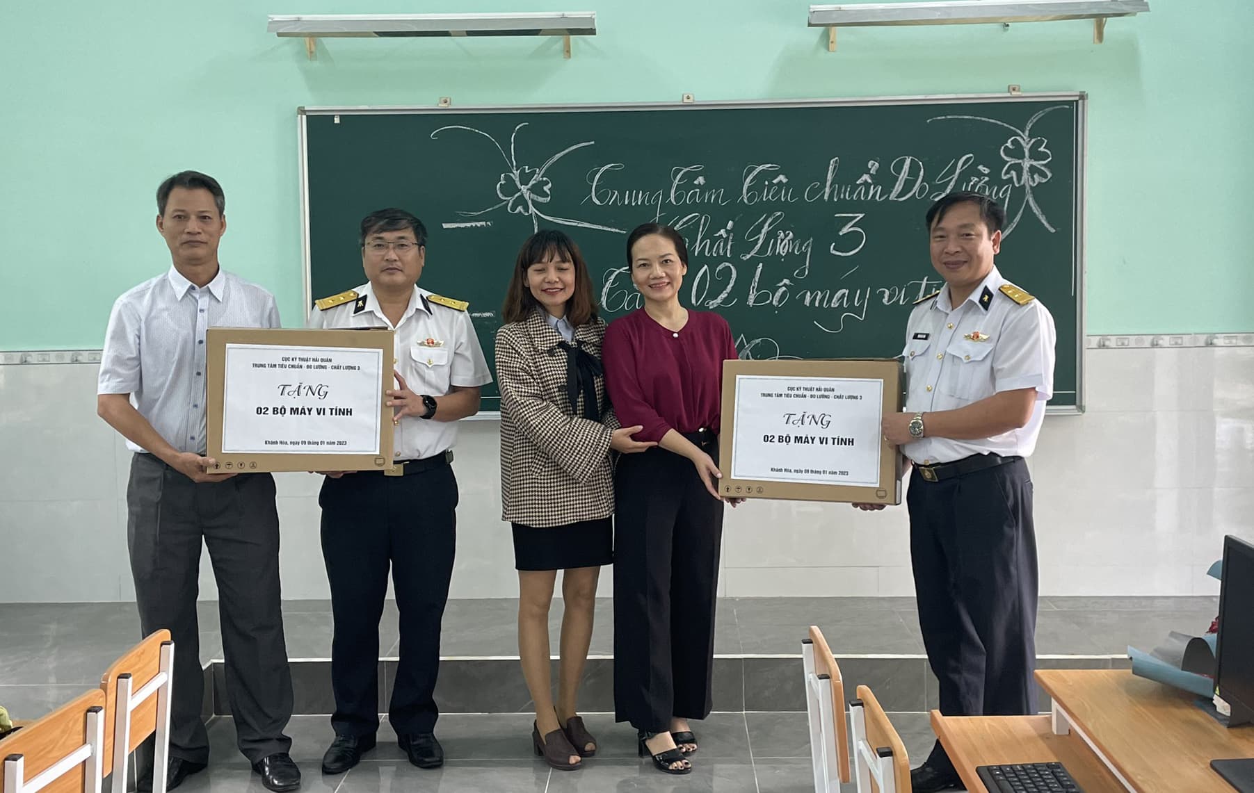 Trung tâm TC-ĐL-CL 3 tặng máy tính cho Trường Tiểu học Cam Đức 2