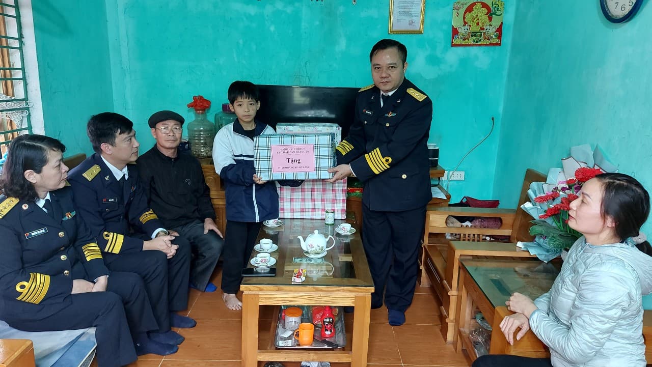 Viện Y học Hải quân trao tiền hỗ trợ con ngư dân tại quận Đồ Sơn, TP. Hải Phòng