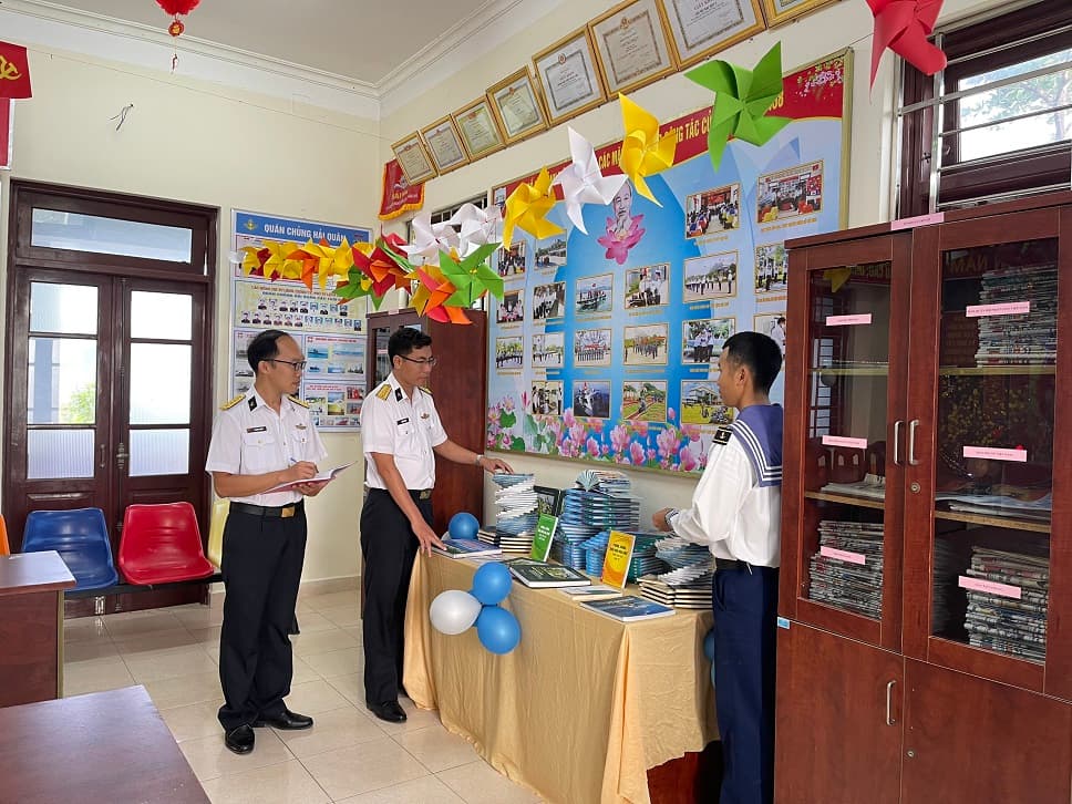 Tiểu đoàn 458 thi phòng đón xuân và xếp sách nghệ thuật