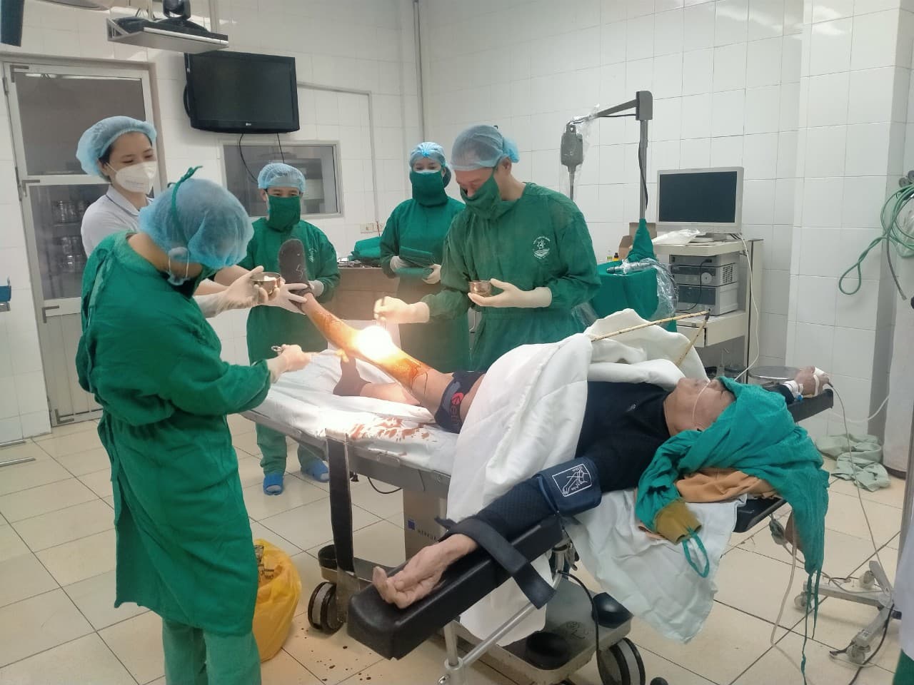 Viện Y học Hải quân mổ cấp cứu thành công bệnh nhân bị gãy kín xương bánh chè