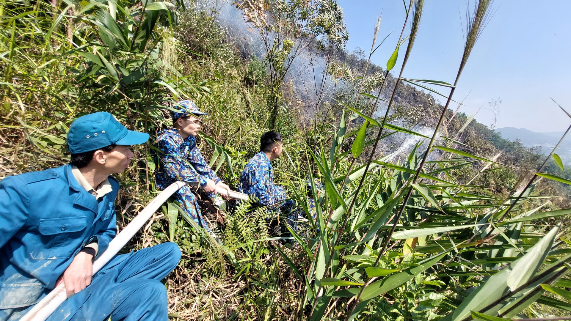Cán bộ, chiến sĩ Kho 706 giúp dân chữa cháy rừng