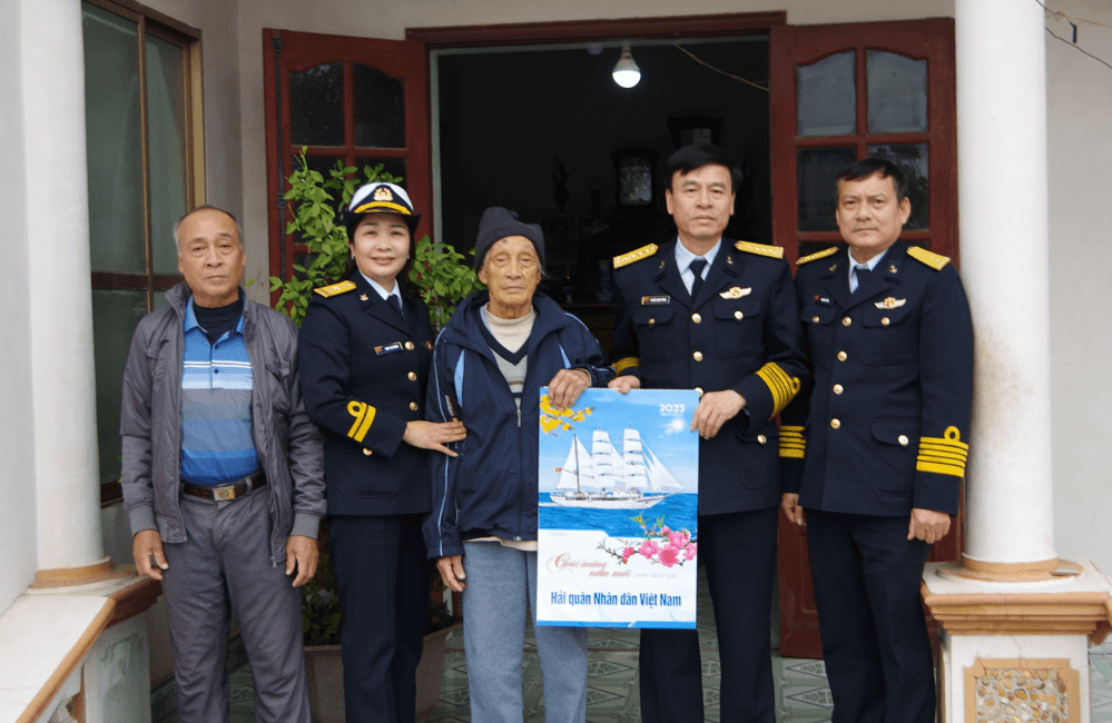 Cục Hậu cần Hải quân: Chúc tết gia đình anh hùng, liệt sĩ nhân dịp Tết Quý Mão 2023