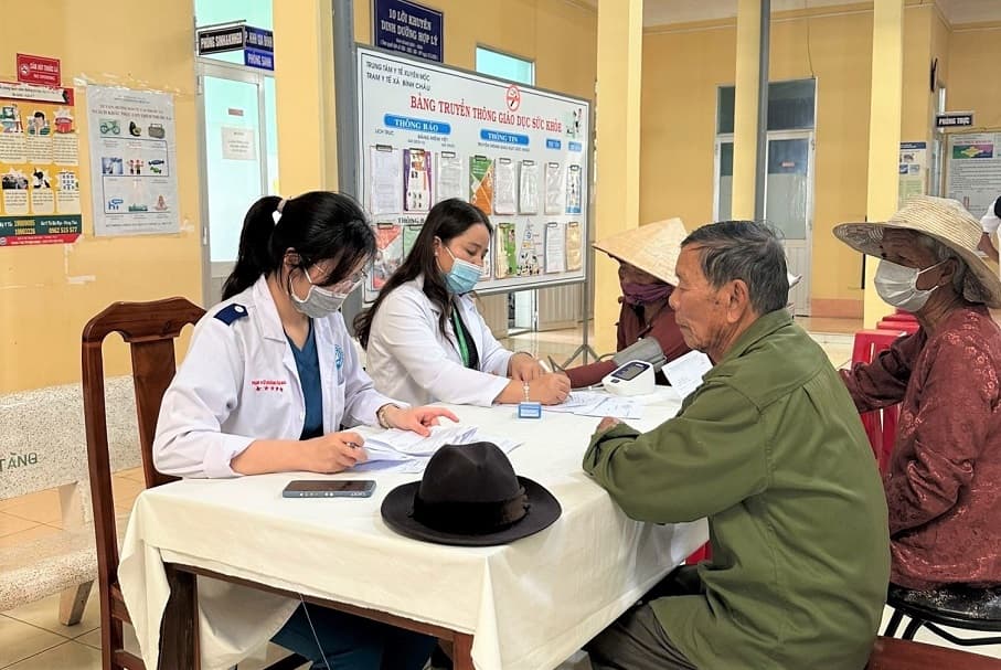 Vùng 2 khám bệnh, cấp thuốc cho ngư dân tỉnh Bà Rịa - Vũng Tàu