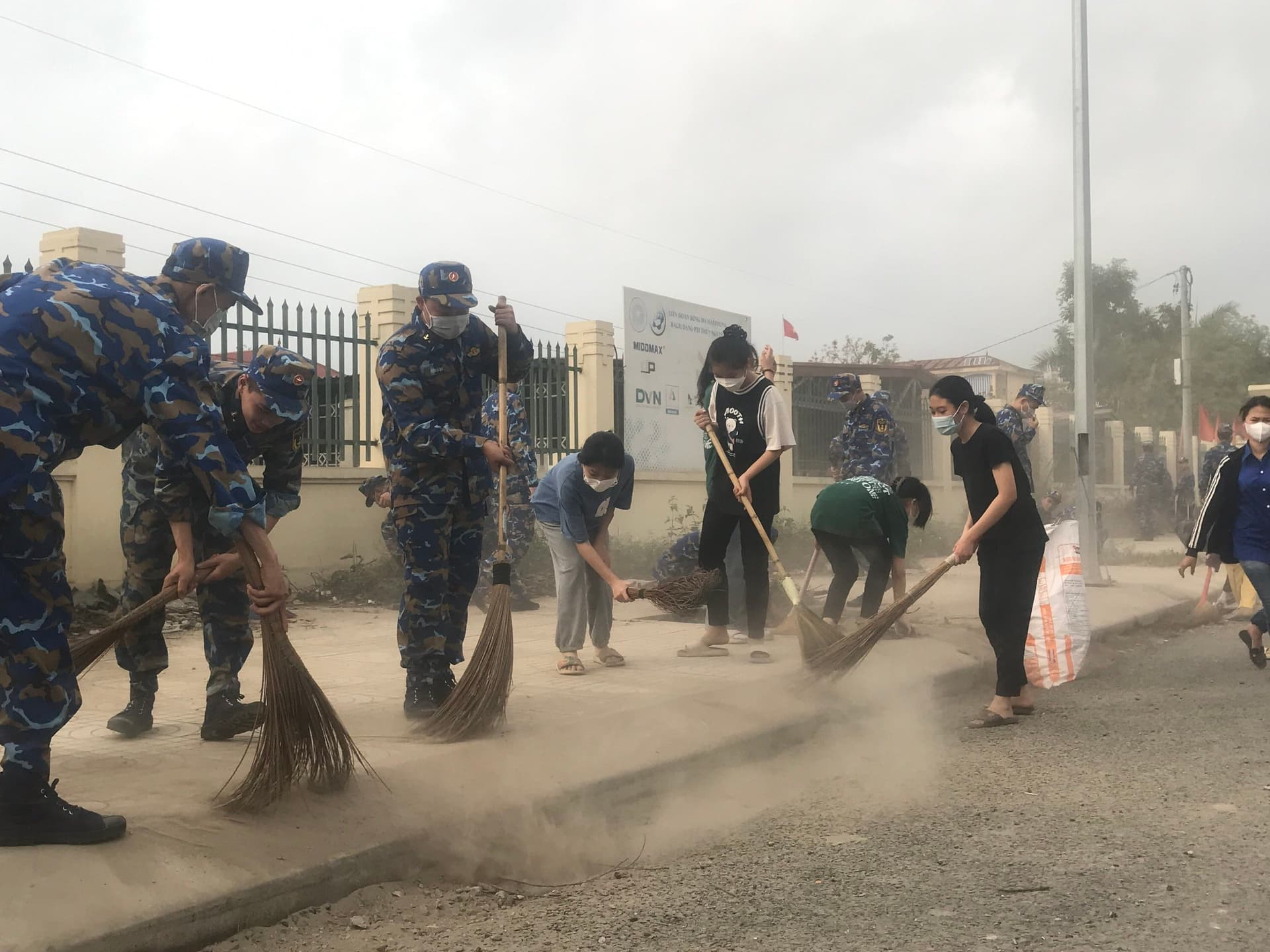 Tuổi trẻ Tiểu đoàn 158 thực hiện "Ngày chủ nhật xanh"