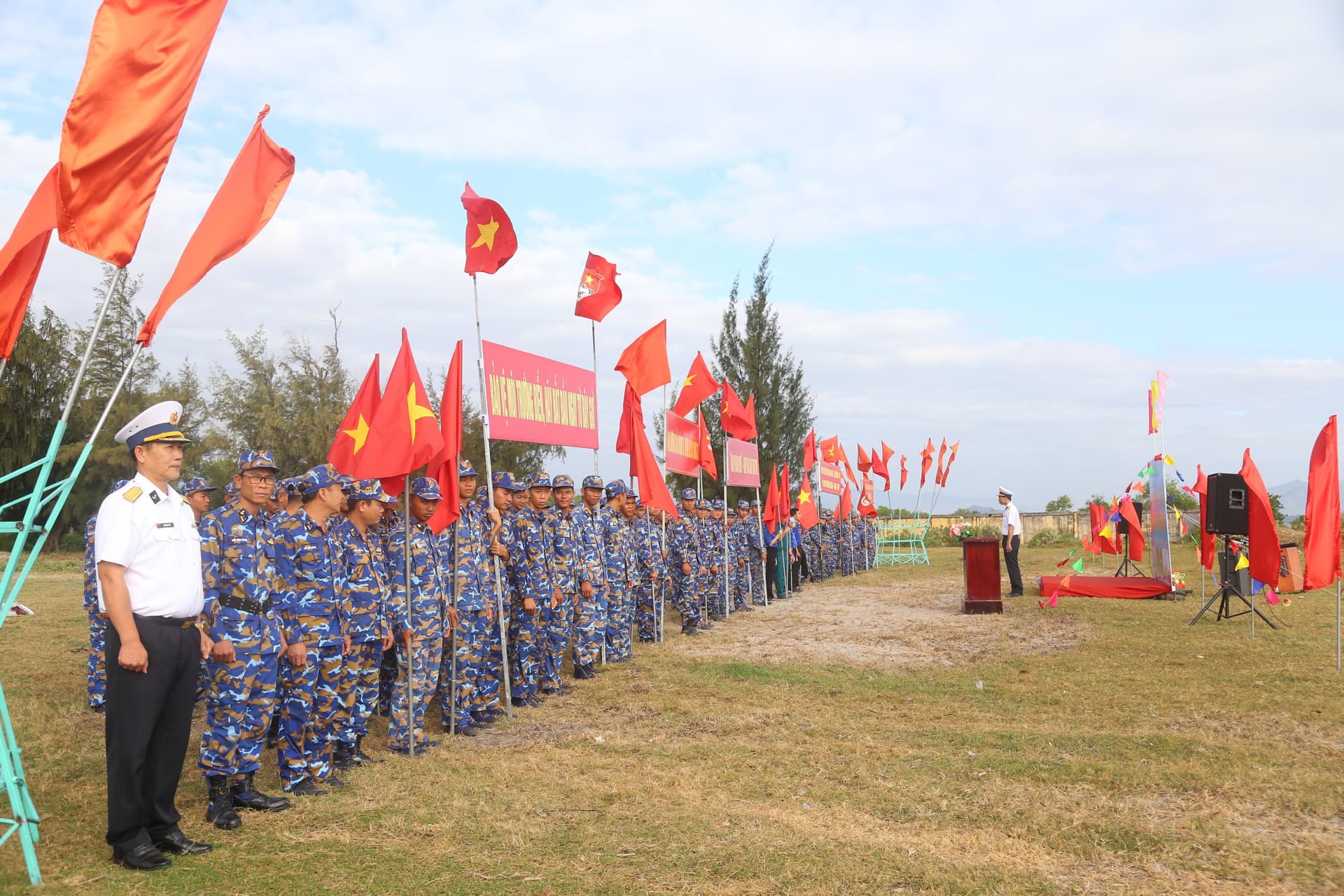 Tuổi trẻ Vùng 4 chung tay làm sạch biển