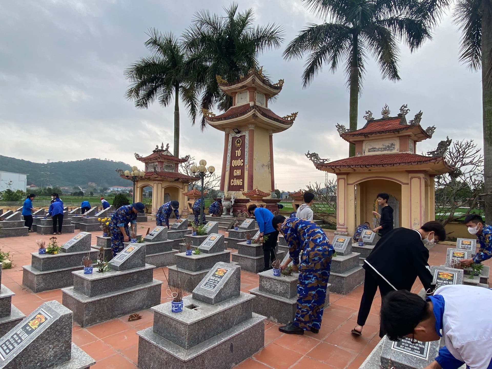 Đoàn cơ sở Lữ đoàn 679 lao động làm đẹp nghĩa trang liệt sĩ xã An Thắng