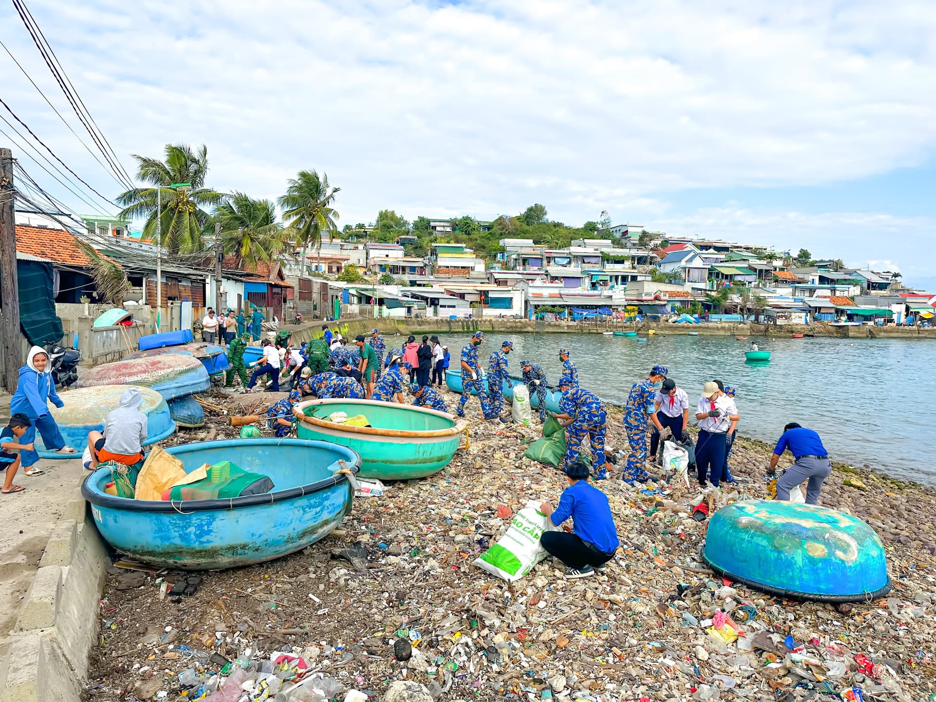 Tuổi trẻ Học viện Hải quân tham gia lao động tình nguyện