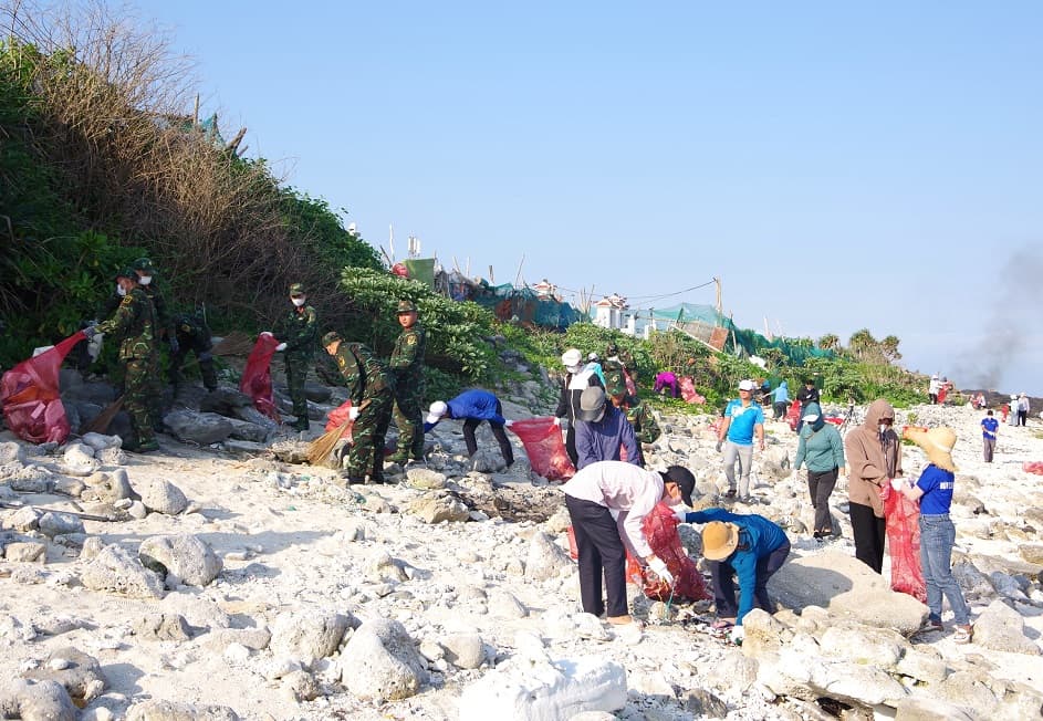 Trạm ra đa 550 tham gia “Ngày Chủ nhật xanh” trên đảo Lý Sơn